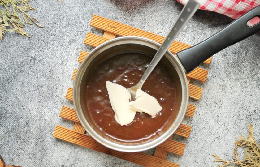 1. Этап. Морковный торт с карамелью: Добавьте сливочное масло, перемешайте до однородности. Выложите на карамель пленку в контакт и полностью остудите.