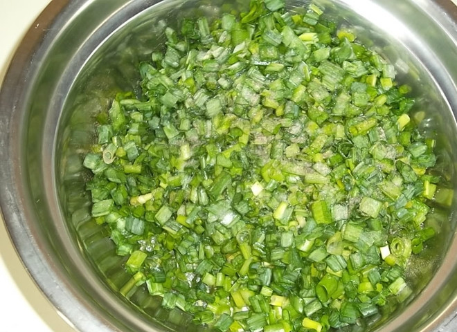 1. Этап. Пирог с луком и яйцами: 7. Вымойте и измельчите лук. Добавьте немного соли, можно поперчить.