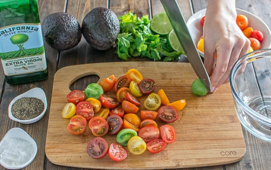 1. Этап. Салат из авокадо с лаймом: 2. Помидоры вымойте, обсушите и нарежьте пополам.