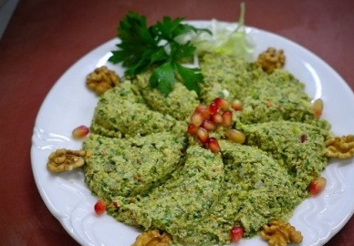 1. Этап. Пхали из зеленой фасоли: Или выложить и красиво украсить в салатнике. Ставим в холодильник минимум на час, а затем подаем к столу.