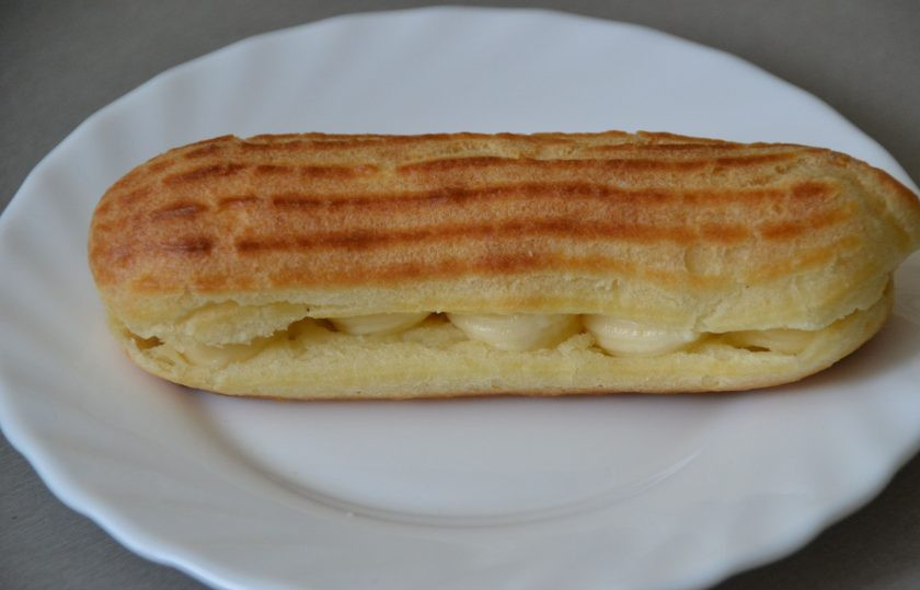 1. Этап. Лимонные эклеры: Надрежьте эклер с одной стороны, приоткройте и начините кремом. Это удобно сделать из кондитерского мешка.