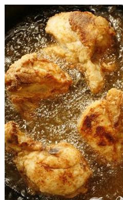 1. Этап. Куриные крылышки с бататом и черносливом: 3. В лук добавьте шафран и прочие специи, мед, бульон, полстакана воды и перемешайте. Разложите чернослив. Сверху выложите курицу.