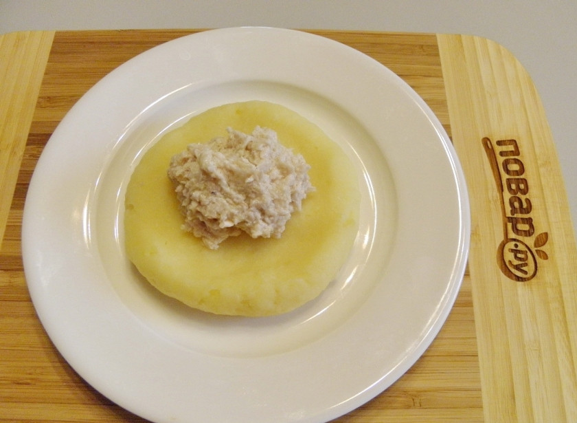 1. Этап. Зразы (классический рецепт): Наберите столовую ложку с горкой пюре в руки, скатайте в шарик. Приплюсните его. В центр положите столовую ложку фарша (не слишком полную).