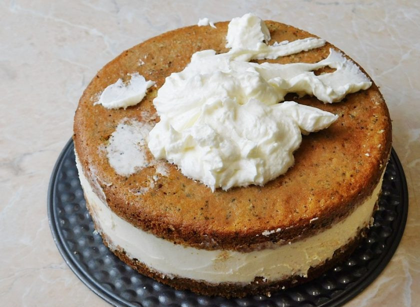 1. Этап. Торт для свекрови: Застывший торт извлеките из формы и обмажьте верх и бока оставшимся кремом.