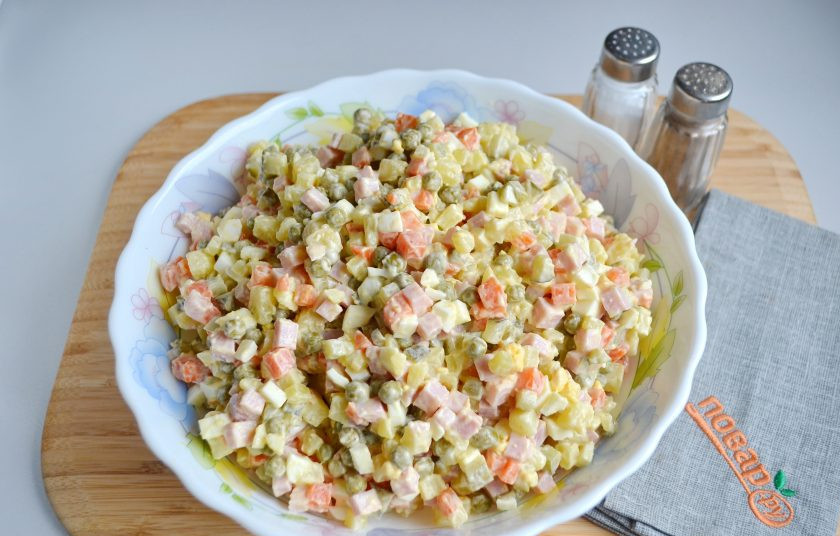 1. Этап. Русский салат Оливье: 9. Перемешайте салат.