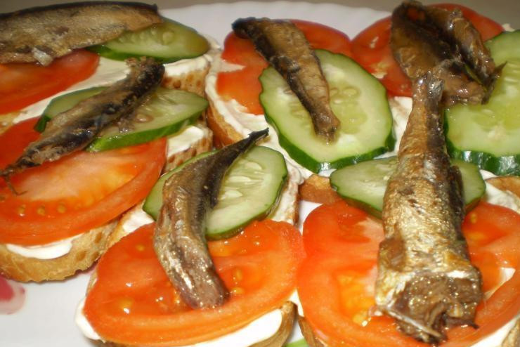 1. Этап. Бутерброды с консервированной рыбой: Выложите на каждый кусочек хлеба по 1-2 шпротины.