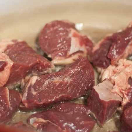 1. Этап. Гуляш из говядины: 4. В сковороде растопите свиной жир и обжарьте на нем кусочки говядины до золотистого цвета.