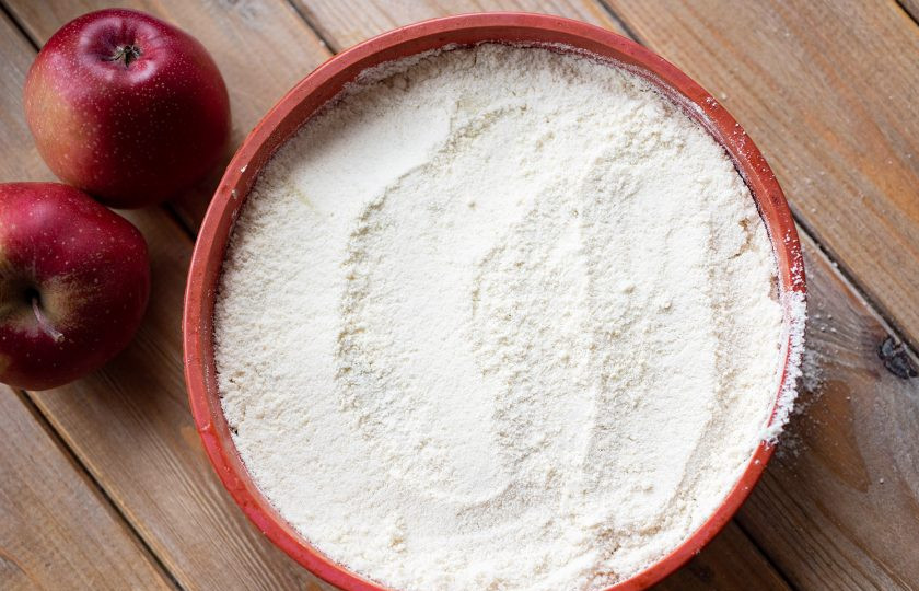 1. Этап. Насыпной пирог с яблоками без манки: Затем слоем выложите оставшуюся часть мучной крошки. Отправьте форму с пирогом выпекаться в уже разогретую до 180 градусов духовку на 35-40 минут.