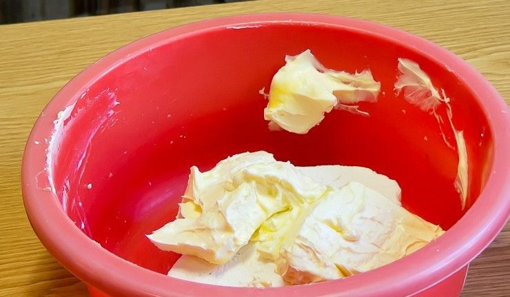 1. Этап. Тесто для торта Наполеон: В глубокой посуде смешайте мягкое масло и творог.