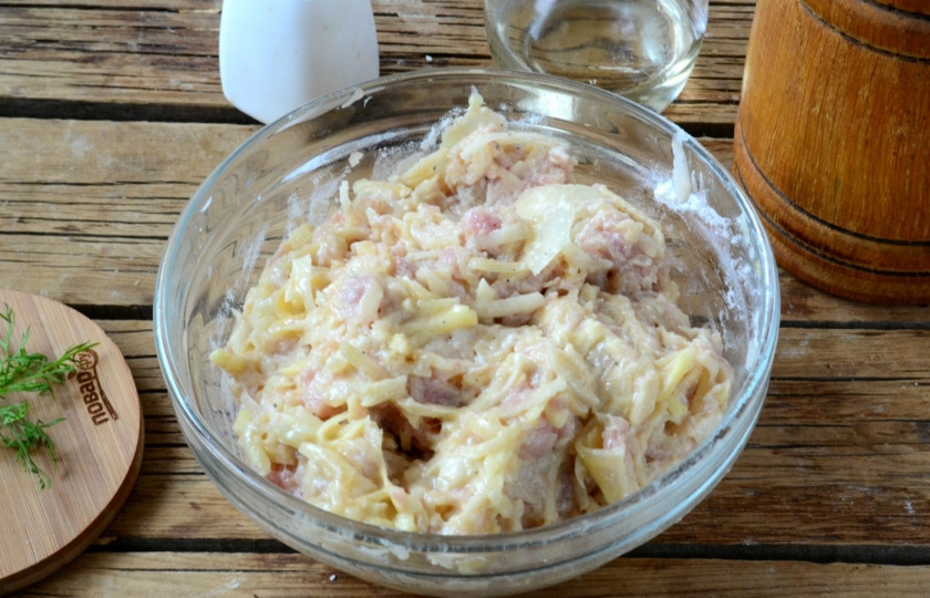 1. Этап. Брамбораки: Хорошо перемешайте, добавьте необходимое количество муки, чтобы масса получилась не слишком жидкой.