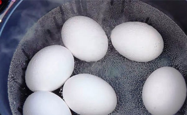 1. Этап. Яйца с пряностями II: Яйца отварите вкрутую и охладите.