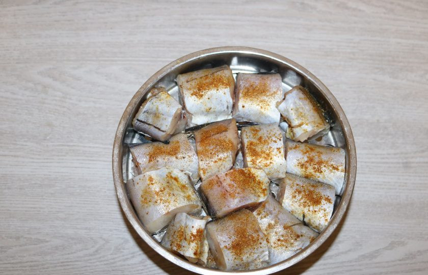 1. Этап. Минтай на пару в мультиварке: Выложите рыбу в паровой контейнер мультиварки, предварительно смажьте его каплей масла, чтобы рыба не прилипла.