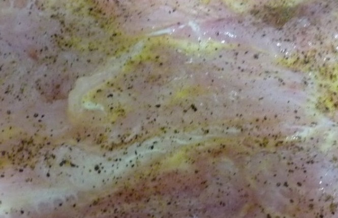 1. Этап. Рыбные рулеты с начинкой: Филе пангасиуса порежьте на куски. Окуните каждый кусочек во взбитое яйцо и выложите на фольге в форме прямоугольника. Полейте соком лимона, поперчите и посолите.