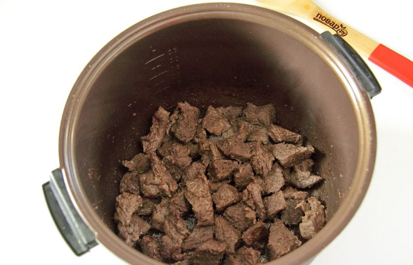 1. Этап. Говядина с морковью в мультиварке: Готовьте мясо в режиме 