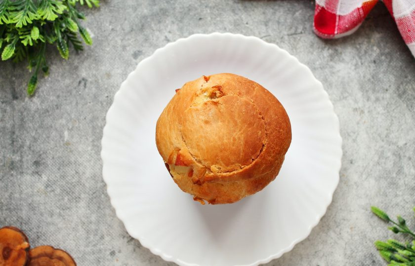 1. Этап. Кулич с шоколадной начинкой: Закройте отверстие срезанным конусом, прижав.