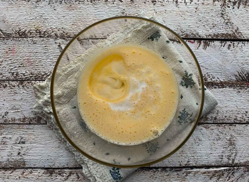 1. Этап. Кексы с повидлом: Влейте кефир, растительное масло и перемешайте.