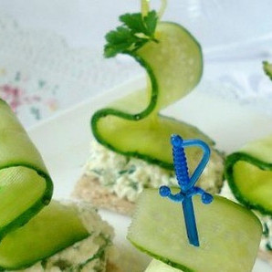 Канапе с огурцом на шпажках