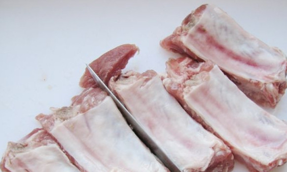 1. Этап. Борщ на свиных ребрышках: 1. Рецепт приготовления борща на свиных ребрышках вполне традиционный. Для начала необходимо вымыть, просушить и нарезать порционными кусочками ребра.