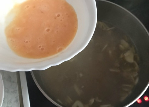 1. Этап. Яичный суп из Андалусии: 5. В самом конце варки взбалтываем вилкой одно яйцо и добавляем его в кипящий бульон.