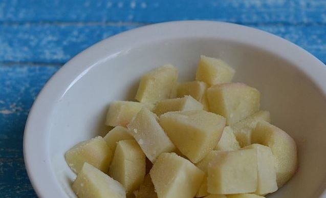 1. Этап. Салат с грибами и картофелем: Картофель помойте и отварите в мундирах до полной готовности. Затем остудите его и снимите кожицу. Нарежьте картофель небольшими кубиками.