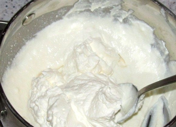 1. Этап. Крем творожно-сливочный: Небольшими порциями перекладываем взбитые сливки в творожную массу и тщательно все перемешиваем. Наш крем готов и, если вы все правильно сделали, он получится невероятно вкусным, воздушным и нежным.