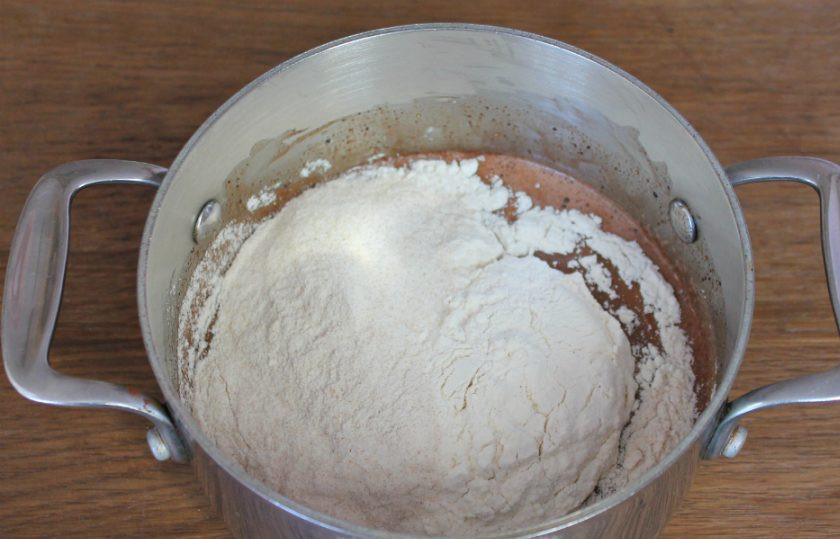 1. Этап. Пряники без меда: Добавляем небольшими частями муку и гашеную соду. Замешиваем тесто.