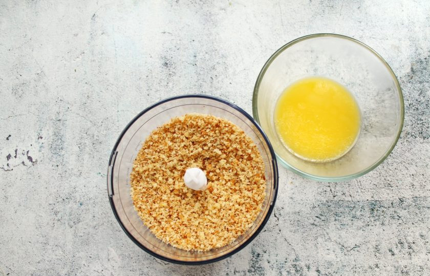 1. Этап. Банановый торт суфле: Бисквит поломайте и измельчите в крошку. Сливочное масло растопите и смешайте с бисквитной крошкой. Уберите в холодильник на один час.