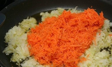 1. Этап. Постные вареники с капустой: Нагреваем сковороду с растительным маслом и обжариваем минуты 2 лук, затем к нему добавляем морковь и обжариваем еще минут 5 на среднем огне.