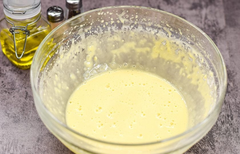 1. Этап. Лук в кляре к пиву: Получается кляр, который мы будем использовать для приготовления луковых колец.