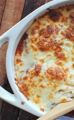 1. Этап. Инвольтини из баклажанов: 6. Разогрейте заранее духовку до 180-190 градусов и поставьте туда форму. Выпекается блюдо около 20 минут. Рулетики за это время пропекутся, а сыр расплавится. Перед подачей украсьте блюдо свежим базиликом.