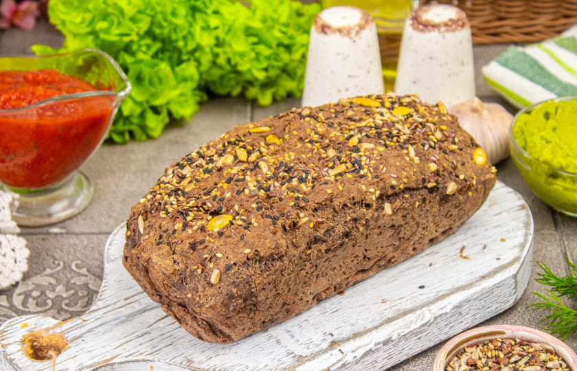 1. Этап. Льняной кето-хлеб: Готовность проверьте деревянной шпажкой, она должна выйти из середины хлеба абсолютно сухой. Достаньте хлеб из формы и остудите на решетке.