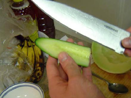 1. Этап. Коктейль из дыни и огурца: Убираем семечки из огурцов. И выскребаем мякоть из дыни.