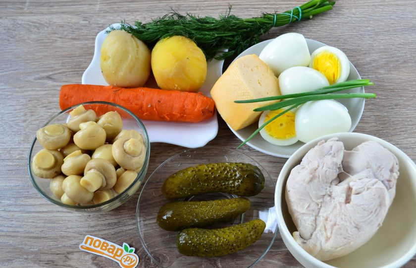 1. Этап. Салат Грибная поляна: Подготовьте все необходимые ингредиенты. Картофель и морковь отварите до готовности, яйца отварите вкрутую. Отдельно в подсоленной воде отварите куриную грудку до готовности в слегка подсоленной воде.