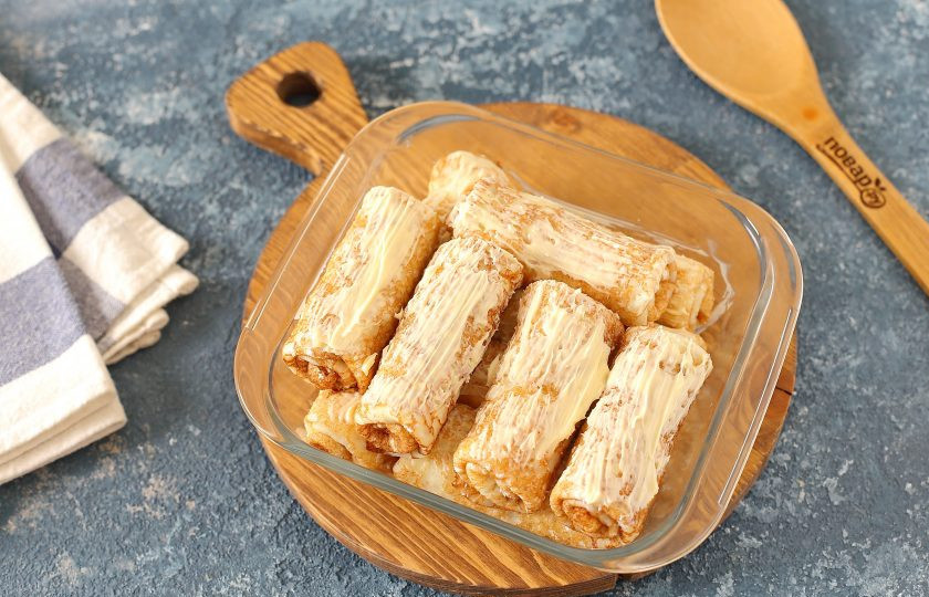 1. Этап. Налистники без муки: Переложите налистники в форму для запекания и смажьте сверху мягким сливочным маслом. Отправьте в разогретую духовку на 15-20 минут.