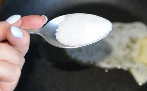 1. Этап. Закусочный мильфей из яблок с печенью: На горячую сковороду кладём сливочное масло, добавляем сахар.