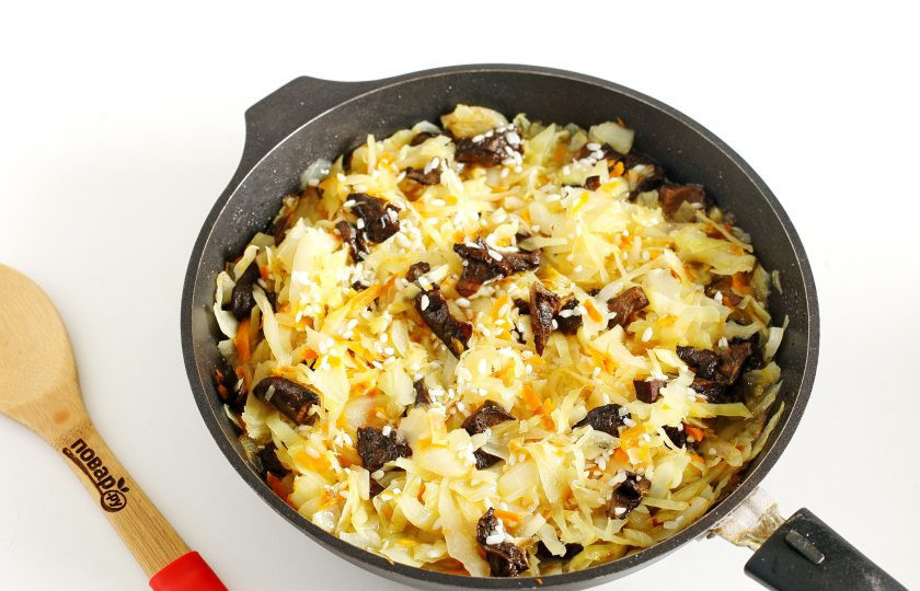 1. Этап. Капуста тушеная с грибами и рисом: Затем добавьте промытый рис и налейте горячую воды, чтобы она была выше риса примерно на 1 см. Посолите, поперчите и варите под крышкой на небольшом огне около 20 минут.