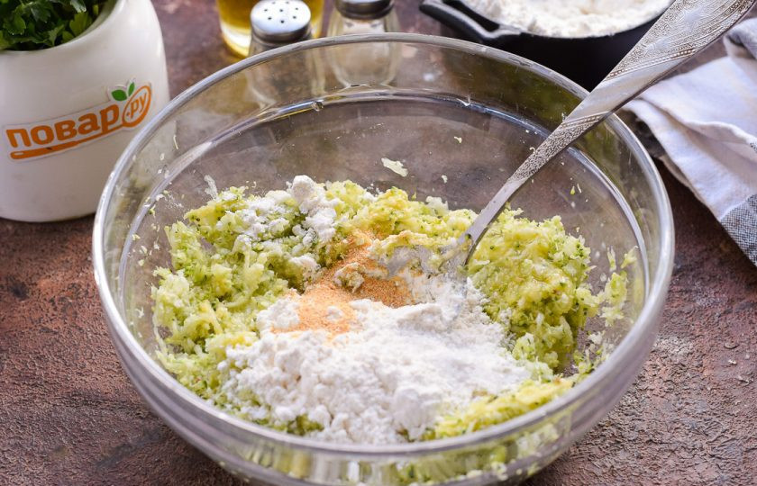 1. Этап. Оладьи из брокколи и кабачков: Добавьте пшеничную муку, соль и перец, сухой чеснок по вкусу.