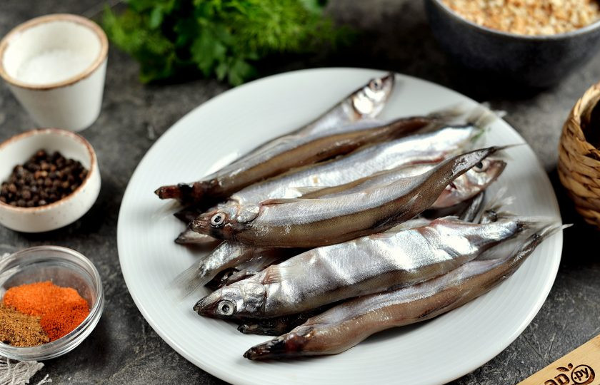 1. Этап. Мойва с корочкой в духовке: Подготовьте ингредиенты. Мойву заранее разморозьте, слейте всю воду, рыбку слегка обсушите.