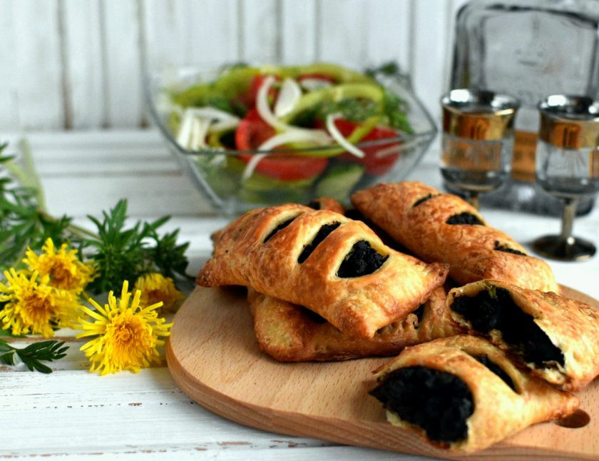 1. Этап. Заячьи потрошки в слоеном тесте: Подавайте потрошки в тесте теплыми, сопроводив салатом из свежих или соленых овощей по сезону. Приятного аппетита!