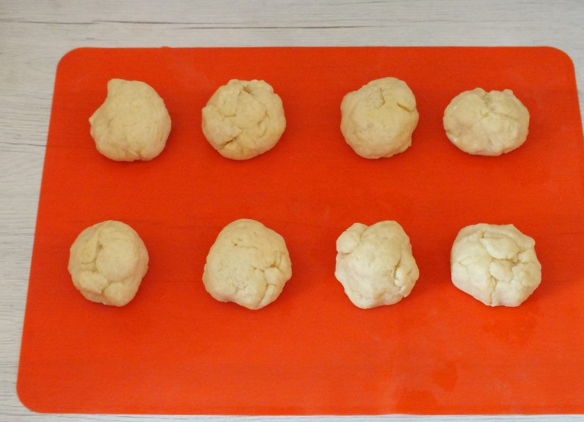 1. Этап. Булочки с вареньем без дрожжей: По истечении 40 минут достаньте тесто из холодильника и разделите его на 8 равных частей. Подкатайте в шарик.