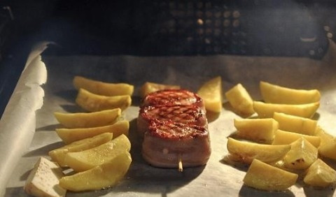 1. Этап. Медальоны: К почти готовой картошке в духовке я добавил на 10 минут медальоны. Не забудьте убрать зубочистку из медальонов перед подачей.