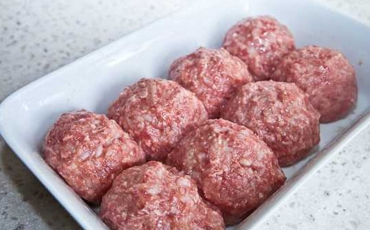 1. Этап. Тефтели в томате: 5. Подготовьте жаропрочную форму, смажьте ее немного растительным маслом. Влажными руками сформируйте тефтели, выложите их в форму. Отправьте в разогретую до 200 градусов духовку минут на 15-20.