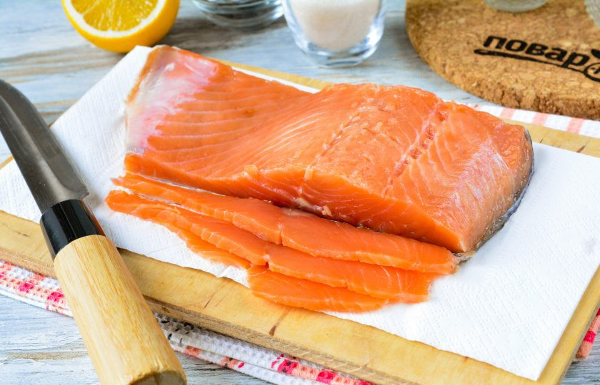 1. Этап. Соленая красная рыба: Красная рыба просолилась, филе получается плотным и не разваливается. Слейте выделившуюся жидкость, уберите все специи, а рыбу промойте под проточной водой, просушите салфетками от лишней влаги.