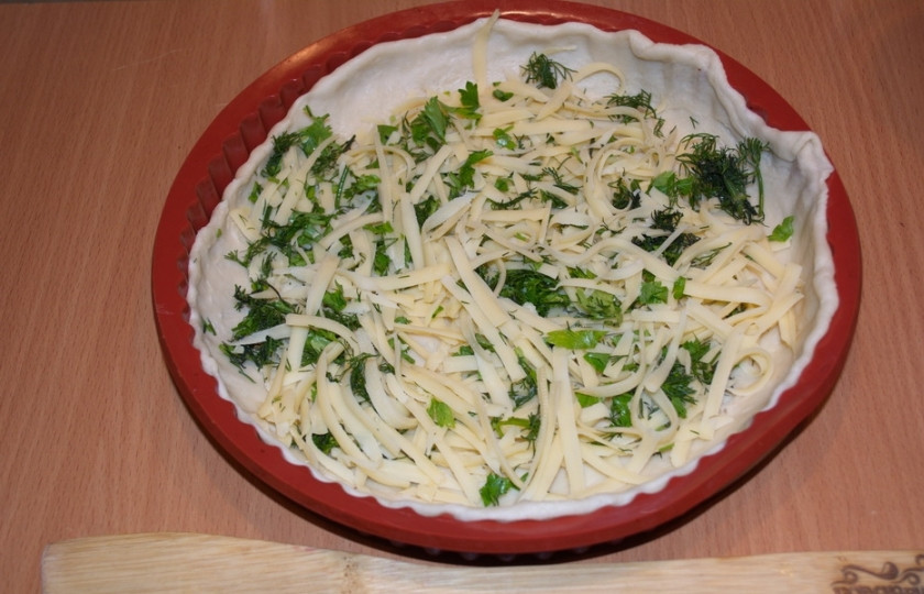 1. Этап. Пирог с сыром из дрожжевого теста: Начинку уложите в середину пирога. Распределите.