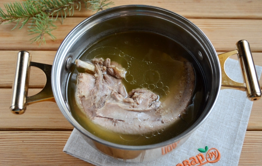 1. Этап. Заливное из языка на Новый Год: Когда язык хорошо прокалывается вилочкой, он готов. Достаньте его из бульона и обдайте ледяной водой, это делается для лучшего снятия пленки.