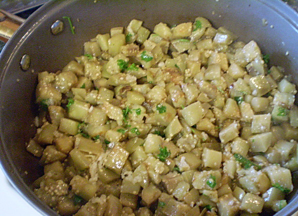 1. Этап. Жареные баклажаны с чесноком и зеленью: 7. Перемешиваем и выключаем огонь. Баклажаны готовы.