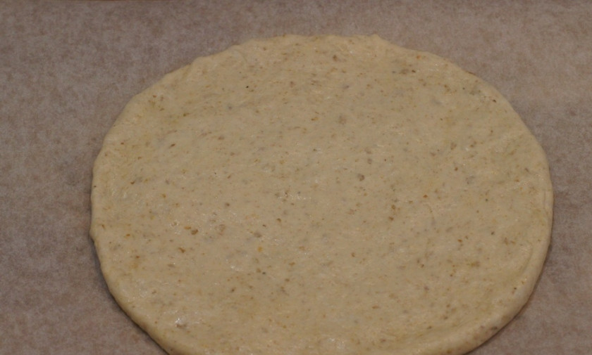 1. Этап. Лепешки без дрожжей: 3. Тесто может слегка прилипать к рукам, к этому нужно быть готовыми. Чтобы облегчить работу с ним, руки можно смочить водой или смазать растительным маслом. Для формирования лепешки лучше не использовать скалку, а делать все вручную. На бумагу для запекания, которую предварительно можно смазать маслом, выложить тесто. Аккуратно разминая его руками, формировать лепешку. Необходимо сделать ее максимально ровной.