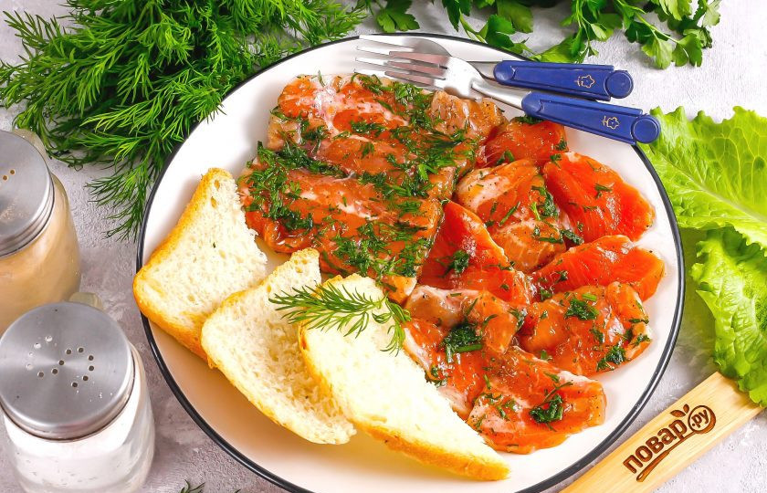 1. Этап. Засолка красной рыбы с укропом: Извлеките рыбку из рассола, нарежьте ломтиками и выложите на тарелку. Подайте к столу вместе с хлебом, гренками, пампушками.