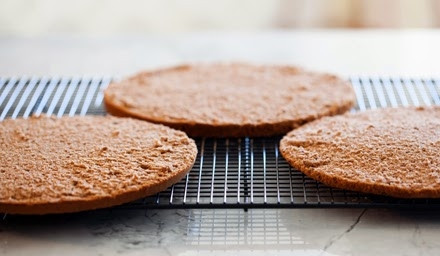 1. Этап. Торт Прага со сгущенкой: 6. Острым ножом аккуратно разрежьте корж на 3.