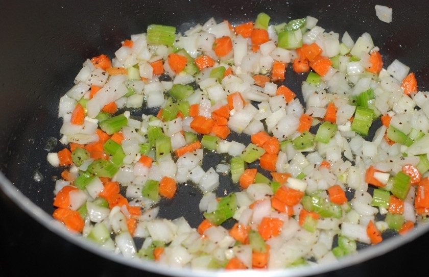 1. Этап. Суп с киноа: Разогрейте масло на сковороде, обжарьте в нем порезанные кубиками лук, морковку, сельдерей, а также измельченный чеснок. Помешивая, жарьте минуты 3-4.